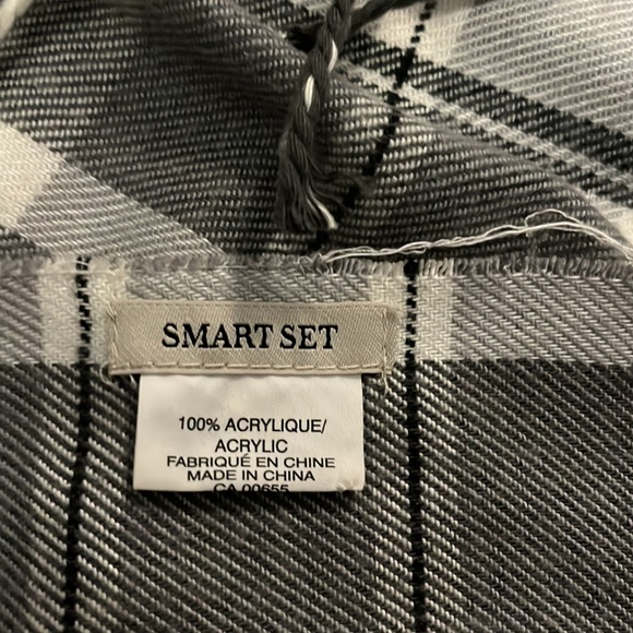 Grey and cream plaid scarf - Picture 5 of 6